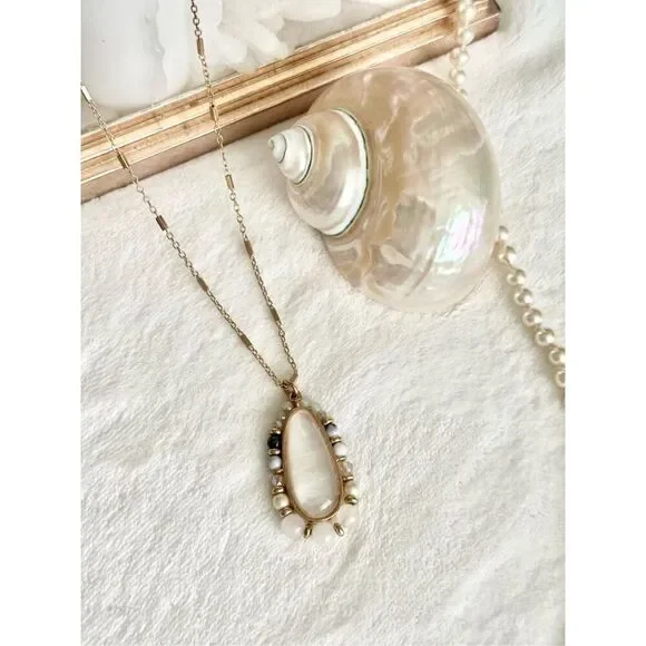 Seashell cream beaded pendant bohemian style necklace ￼ - Picture 2 of 6